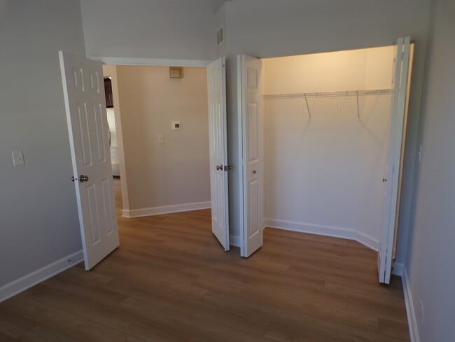 Building Photo - 891 Essex Cir