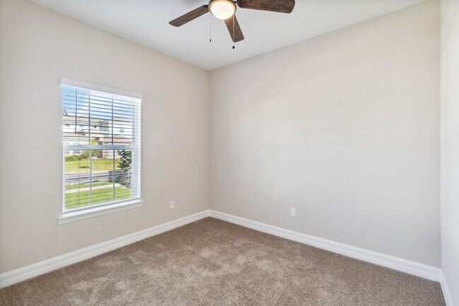Building Photo - Beautiful New Energy Efficient 4/2 Close t...