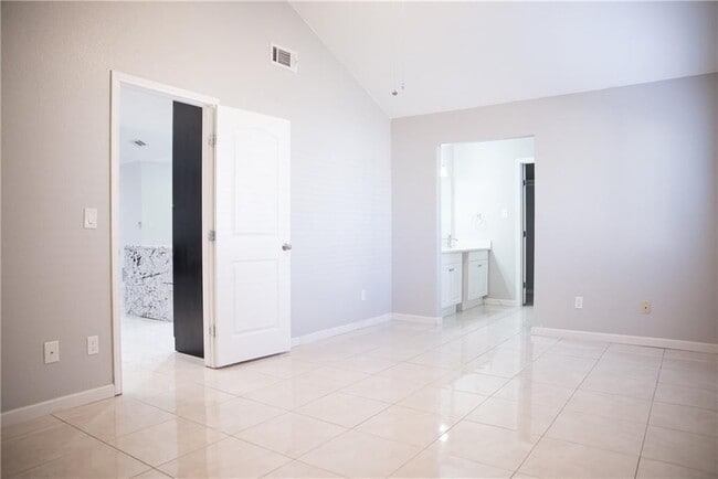 Building Photo - 202 Spring Garden Dr