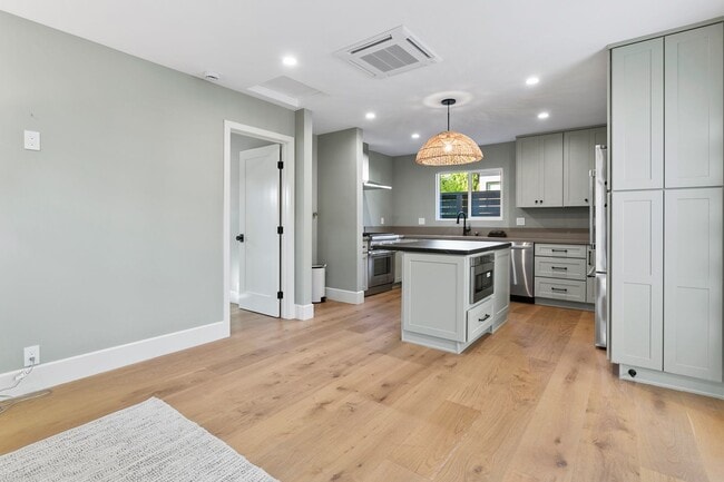 Building Photo - Hidden Gem in Newport Heights