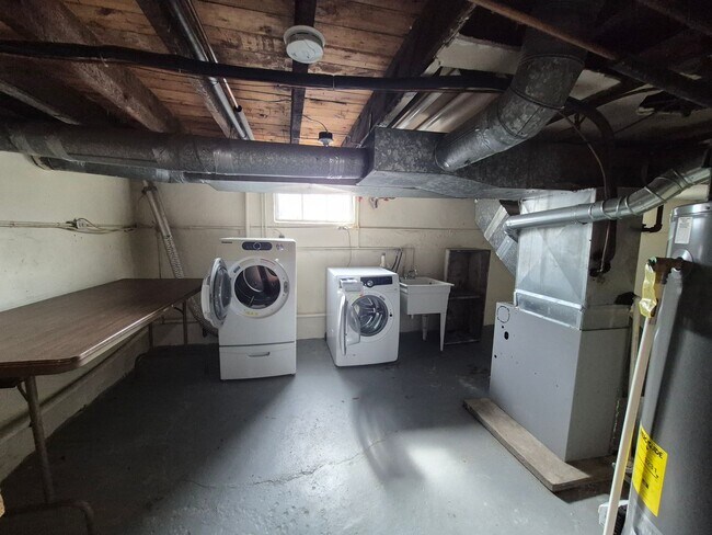 Building Photo - Charming 2-bedroom home!