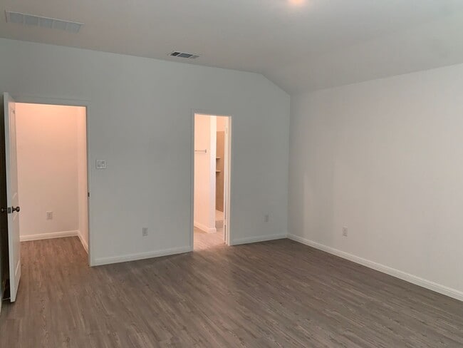 Building Photo - Luxury Vinyl Plank (No Carpet) /  Fridge Included / Office / Covered Back Patio / CISD