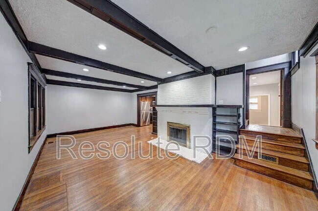 Building Photo - 110 N Riley Ave