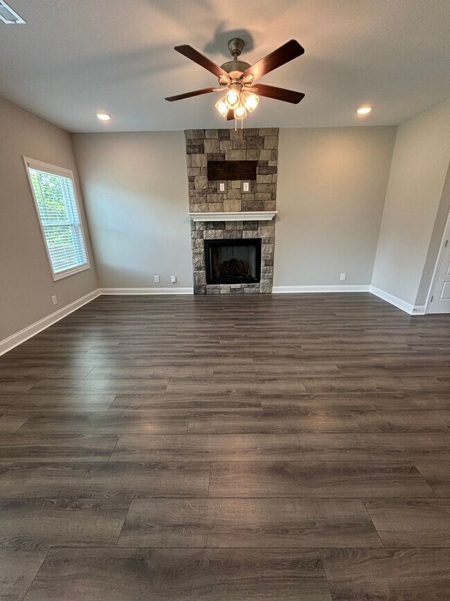 Building Photo - 4 Bedroom 2 1/2 Bath Pet Friendly Home For Rent Near Post!