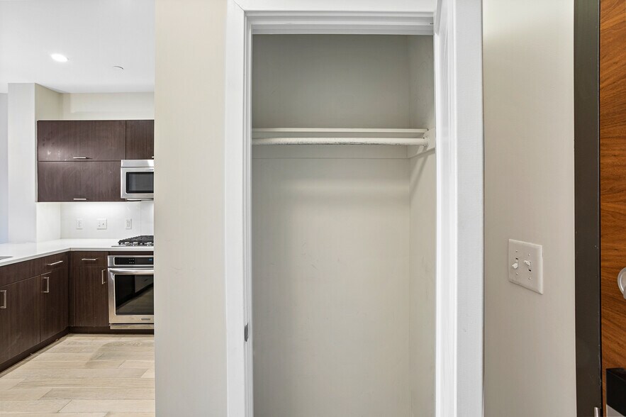 Building Photo - 1350 Maryland Ave NE