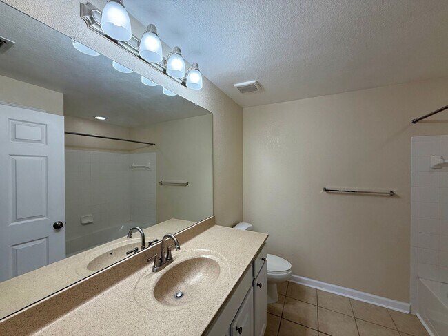 Building Photo - GROUND-LEVEL, 2-bedroom, 2-bath condo loca...