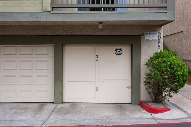 Building Photo - Traditional Townhome with Garage!