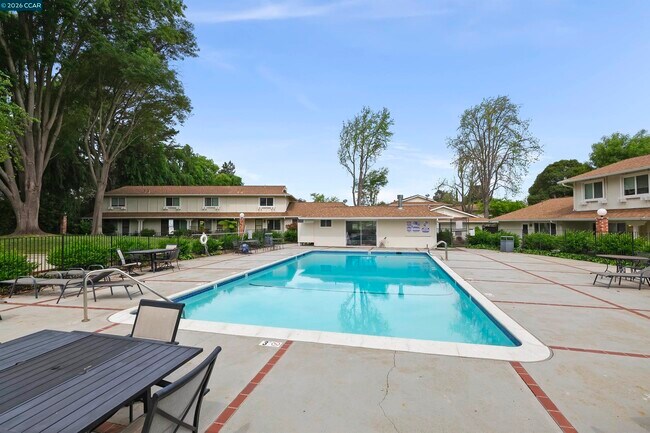 Building Photo - 560 La Copita Ct