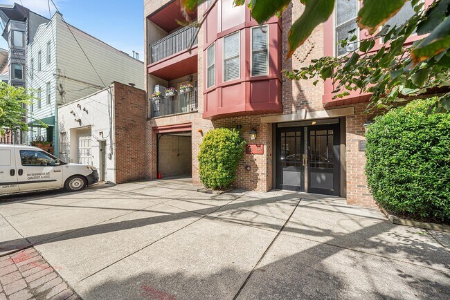 Building Photo - 128 Jackson St