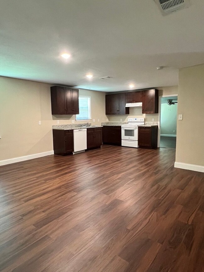 Building Photo - Newly remodeled 4bed/2bath in Orange, TX