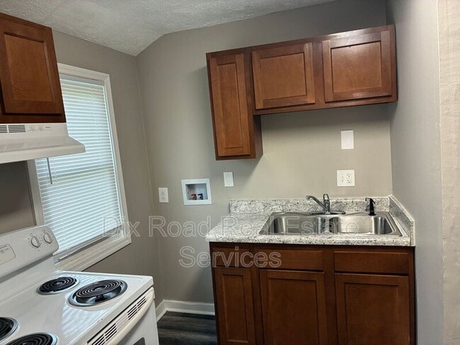 Building Photo - 729 Cleverly Rd