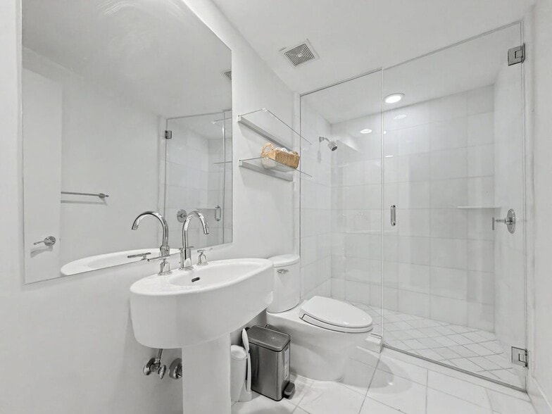 Building Photo - 2950 NE 188th St