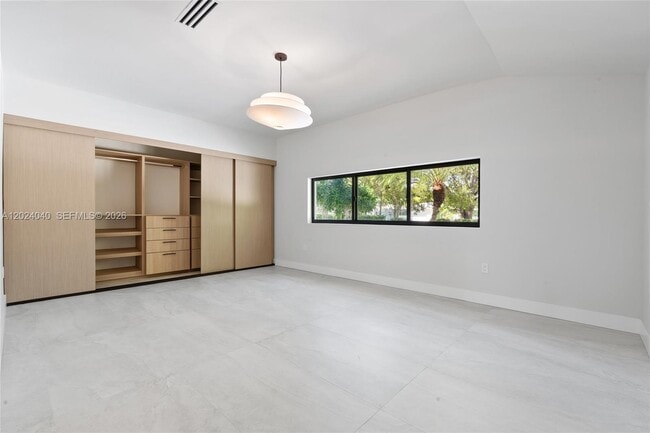 Building Photo - 550 S Shore Dr