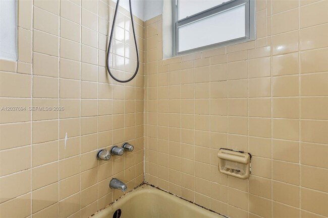 Building Photo - 1100 W 35th St