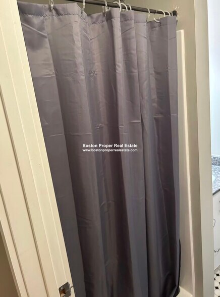 Building Photo - 461 Park Dr