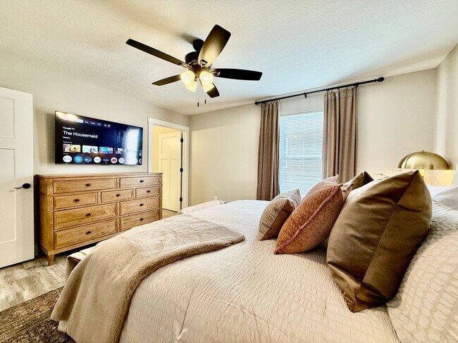 Building Photo - New 5BR Retreat With Hot Tub 2 Living Areas WC, OH