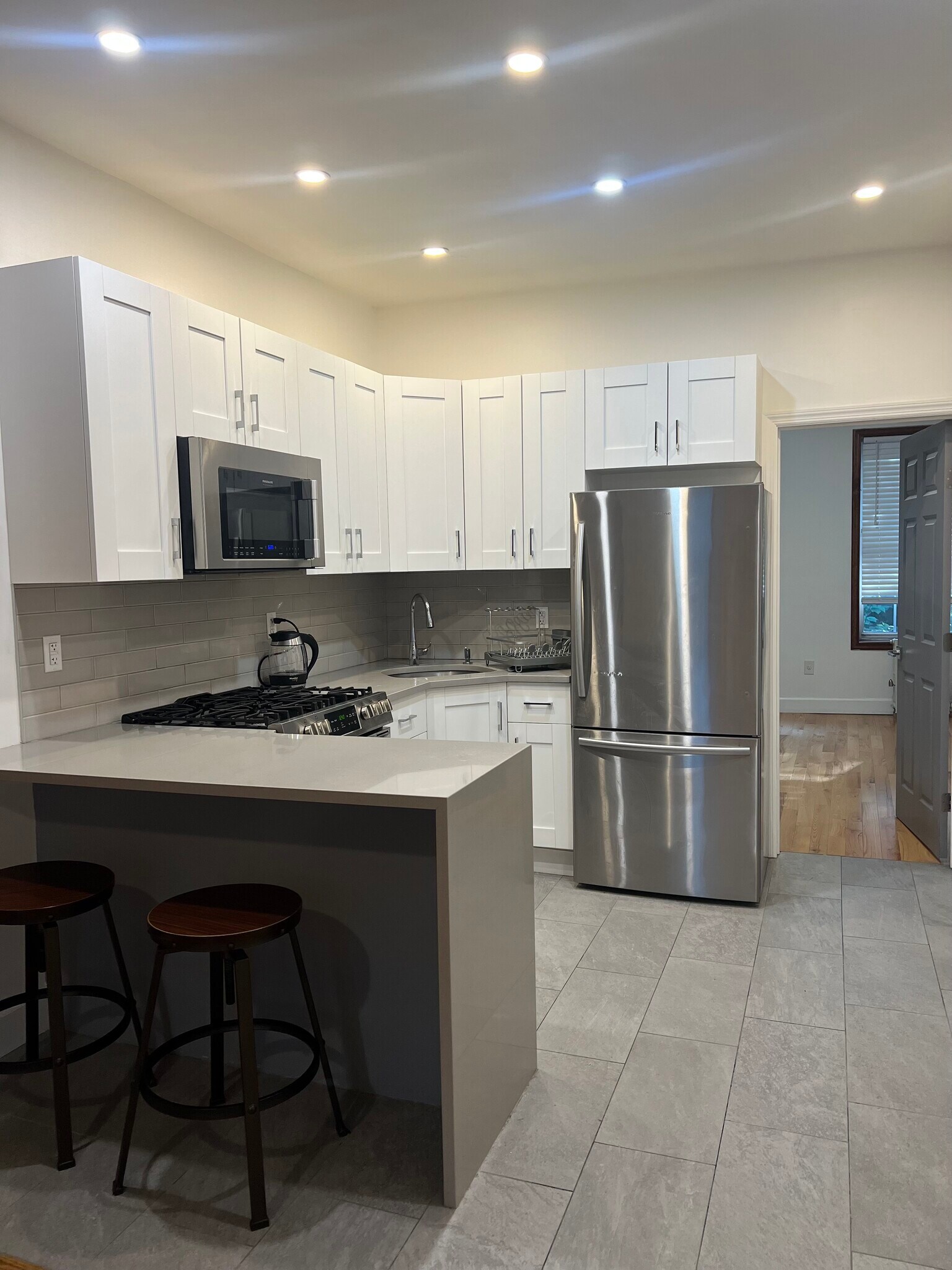 Bright Spacious Kitchen w/stainless steel appliances/gas stove - 764 Washington Ave