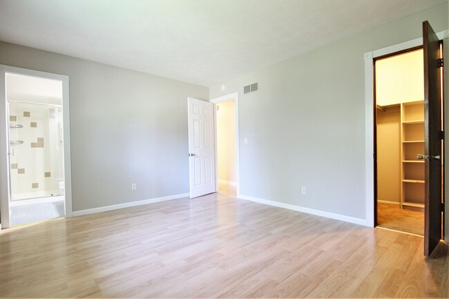 Building Photo - Coming Soon! 3 Bedroom / 2 Bath In Bellevu...