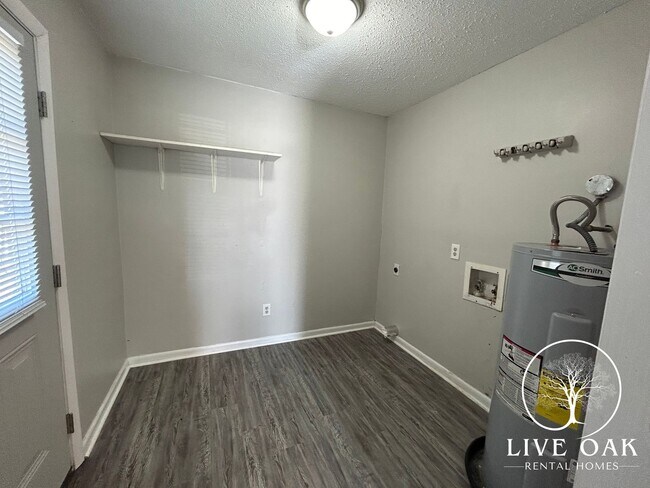 Building Photo - MOVE IN SPECIAL: $500 OFF 1ST MONTH'S RENT!**