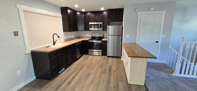Building Photo - 2 Bedroom 1.5 Bathroom 1 Car Garage For Rent