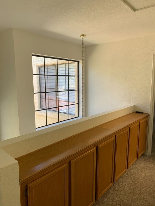 Building Photo - Light & Bright Mission Ridge Condo