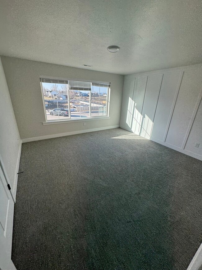 Building Photo - 454 E Nickel Ln