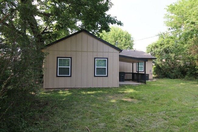 Building Photo - Recently Remodeled 3 Bed 2 Bath!