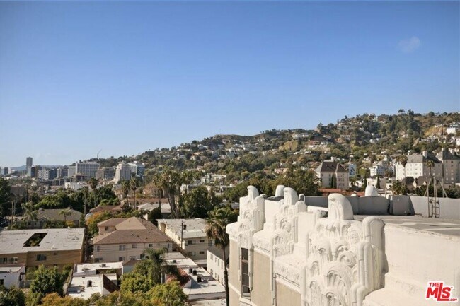 Building Photo - 1314 N HAYWORTH Ave