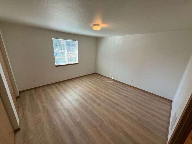 Building Photo - 3 bedroom 2.5 bathroom duplex with large fenced backyard available!!