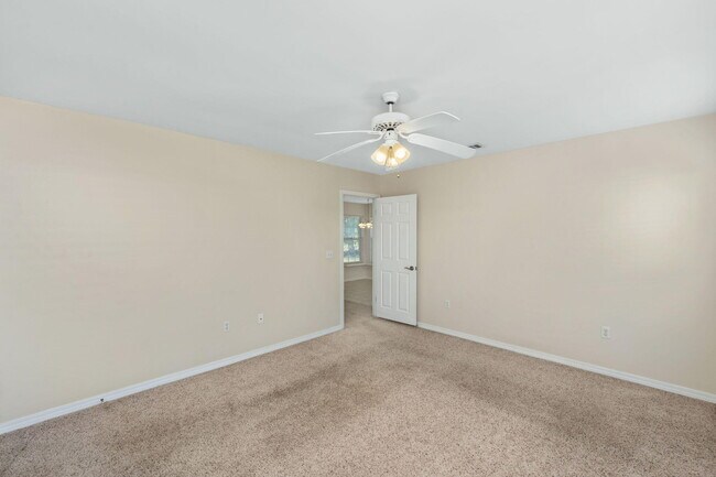 Building Photo - 305 Parkwood Pl