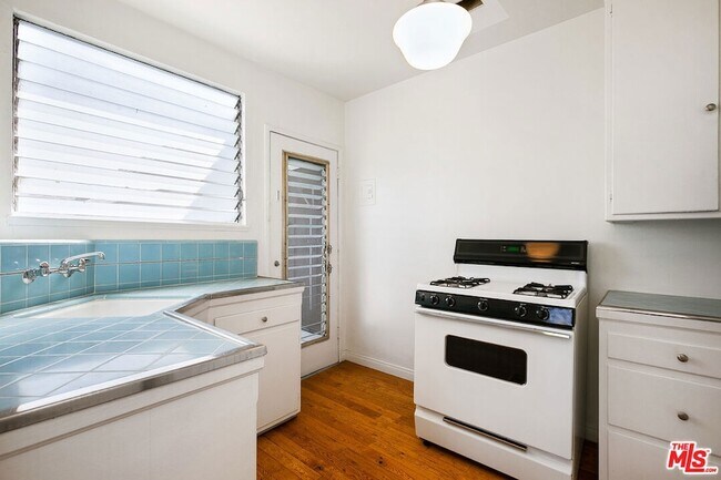 Building Photo - 1323 N Olive Dr