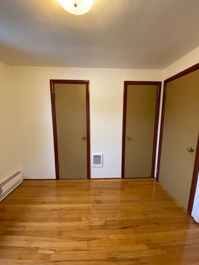 Building Photo - Spacious Upstairs 1 Bedroom/1 Bath Apartme...