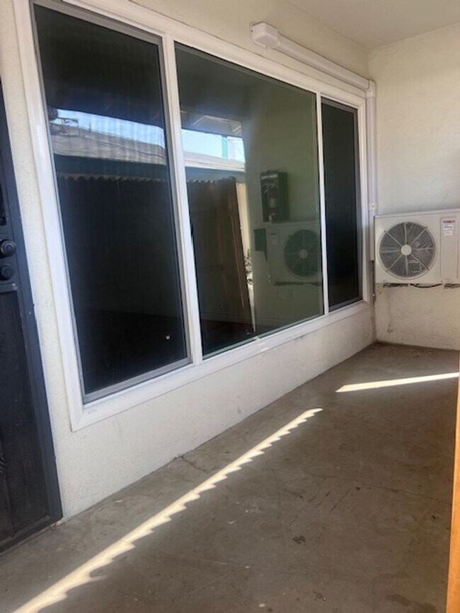 Building Photo - Spacious 3 Bed / 2 Bath Apartment in Colton – Upgraded & Move-In Ready