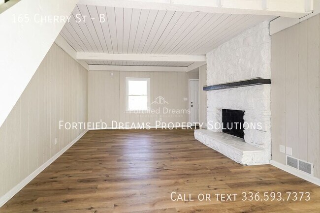 Building Photo - 165 Cherry Dr