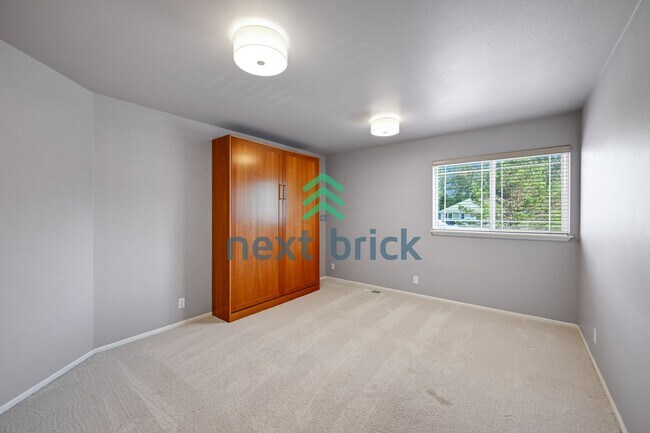Building Photo - Quiet and Spacious 5-Bedroom Haven w/ 2.5 Baths – 2420 Sq Ft of Comfort Awaits!