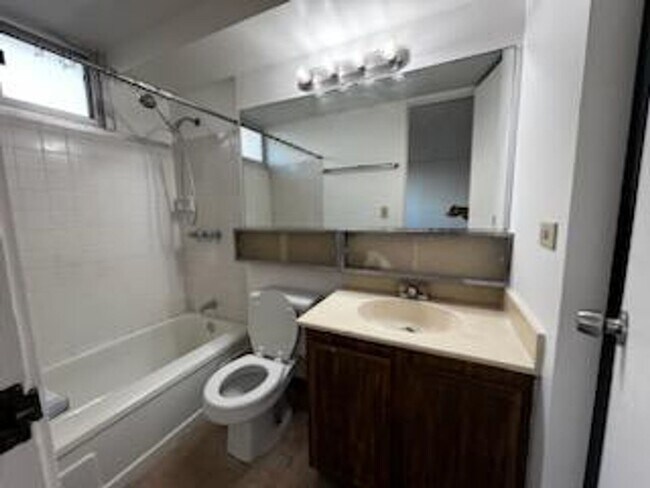 Building Photo - Pearlridge Square Large Studio with AC, Washer/Dryer, and Reserved Parking Stall