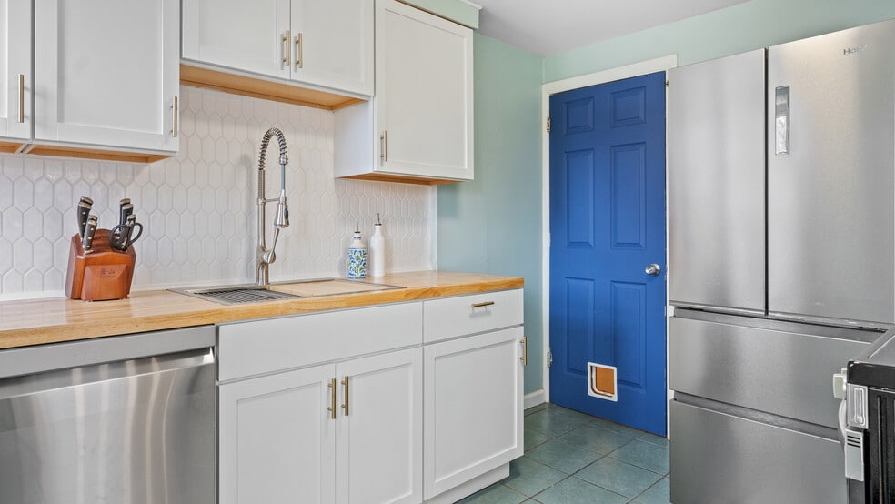 Building Photo - 7 Shangri La Ln