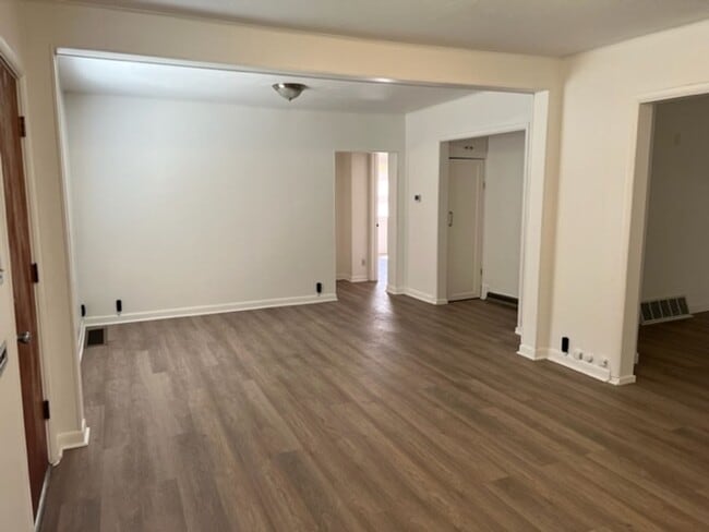 Building Photo - Centrally Located 2 Bed With Washer/Dryer Hookups