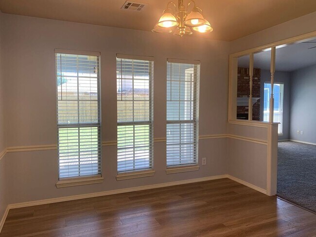 Building Photo - This beautifully updated three-bedroom, tw...