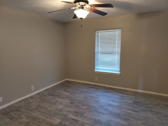 Building Photo - 3 Bedroom, 1 bathroom house in Edmond, OK with central heat and air