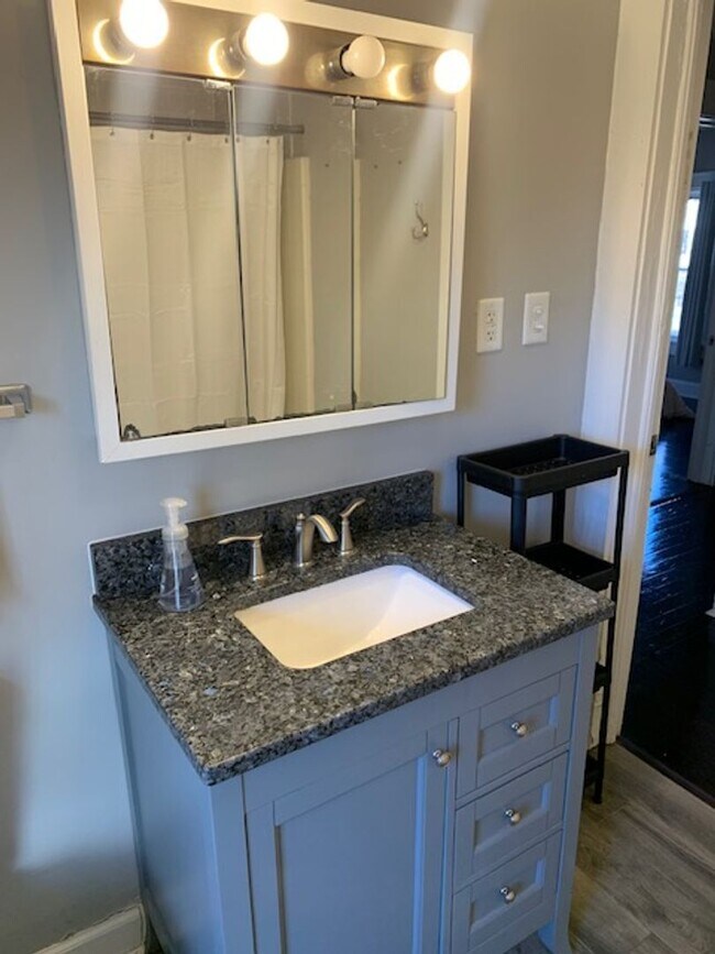 Building Photo - Beautiful 5 bedroom Home Located Near IU! ...