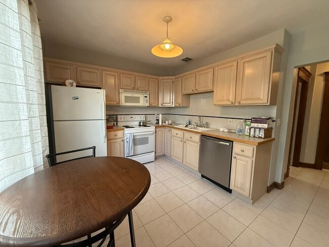 Building Photo - 22 Yale Ave