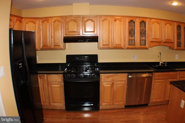 Building Photo - 5584 Queen Victoria Ct