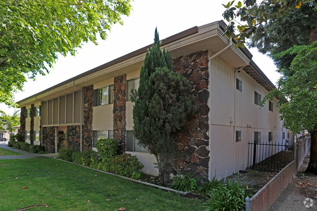 Building Photo - Howe Manor Apartments