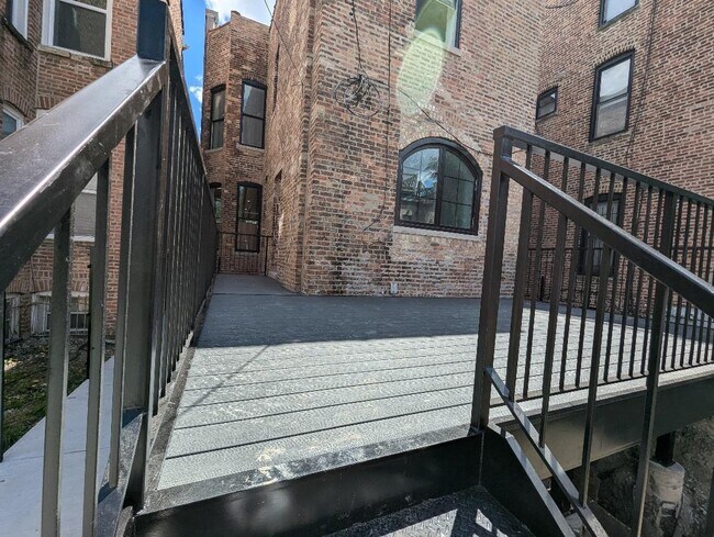 Building Photo - 2150 W Monroe St
