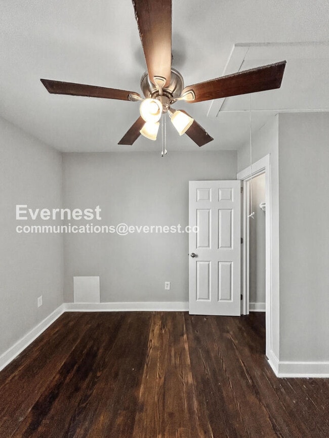 Building Photo - Charming 2 Bed, 1 Bath with Fenced Yard and Stainless Steel Appliances