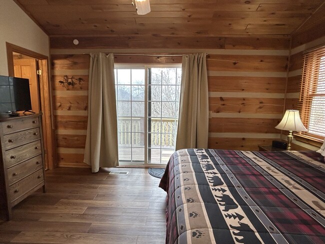 Building Photo - Spacious Log Home, Close to Campus, and wi...