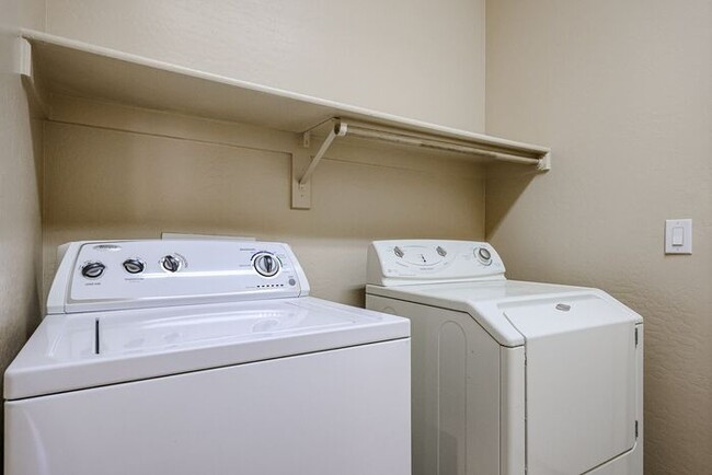 Building Photo - BEAUTIFUL 4 BEDROOM, 2.5 BATH WITH A POOL IN THE HEART OF GILBERT