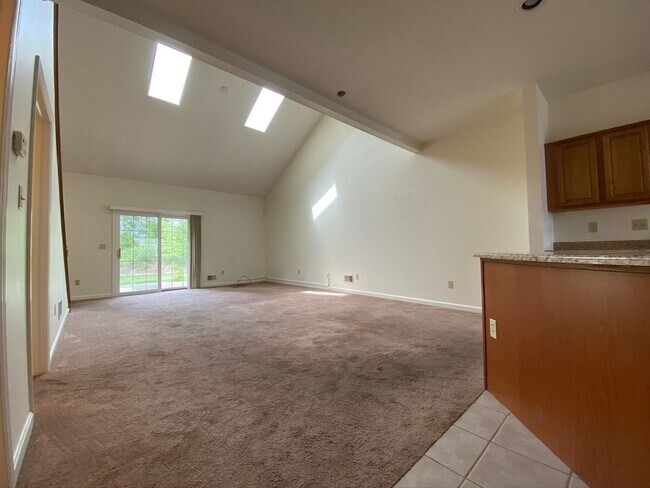 Building Photo - 3 bedroom, 2.5 bath spacious townhome