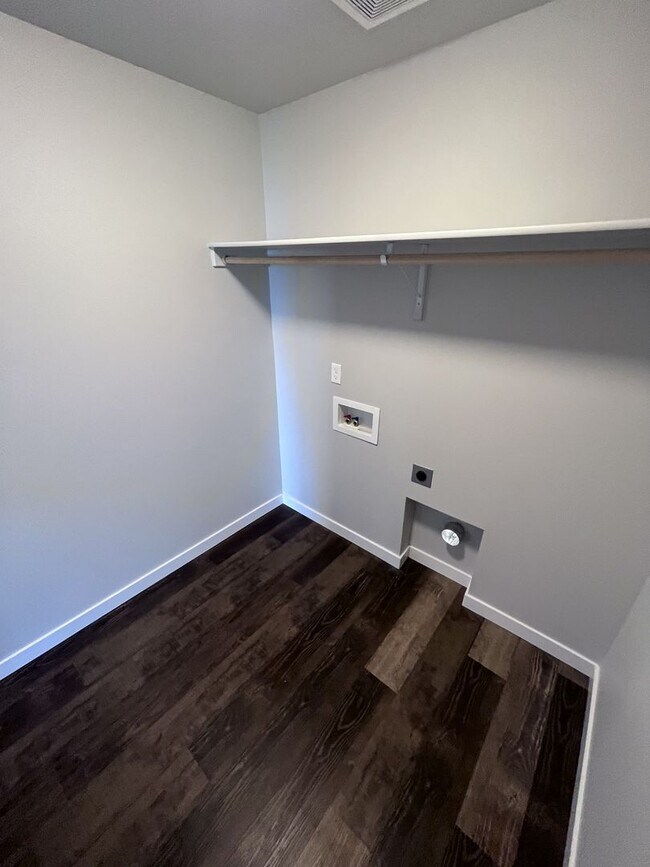 Building Photo - Central Located 4 bed 2.5 bath home